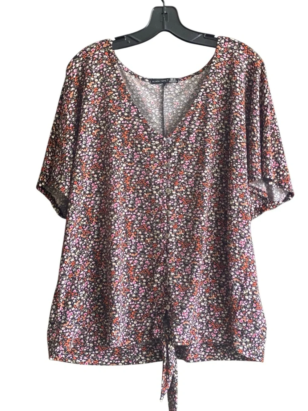 Black Tape Micro Floral Short Sleeve Button Front Blouse with Knotted Hem. 2X.